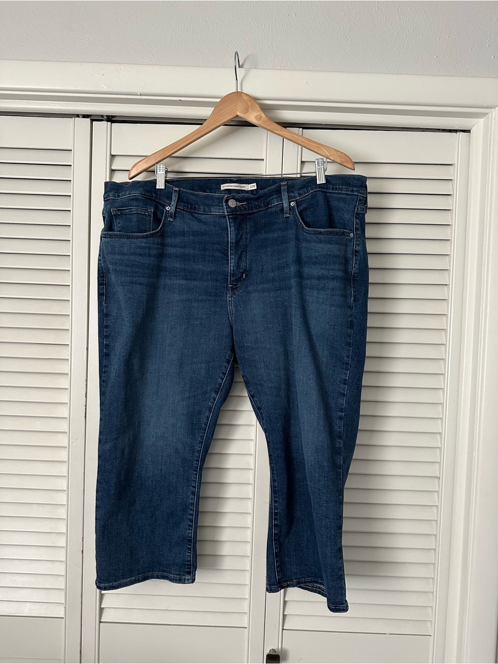 EUC Levi’s Dark Blue Women’s Stretch Capri Jeans